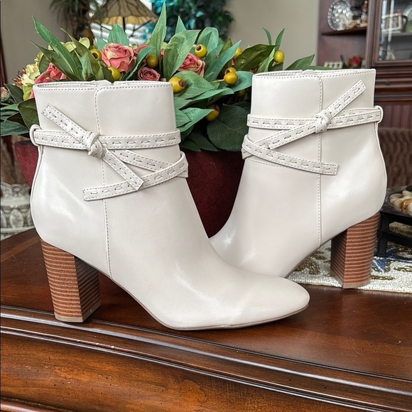Brand New Bandolino Ivory Stacked Heeled Ankle Boots Bow Wrapped Strap - Picture 1 of 16